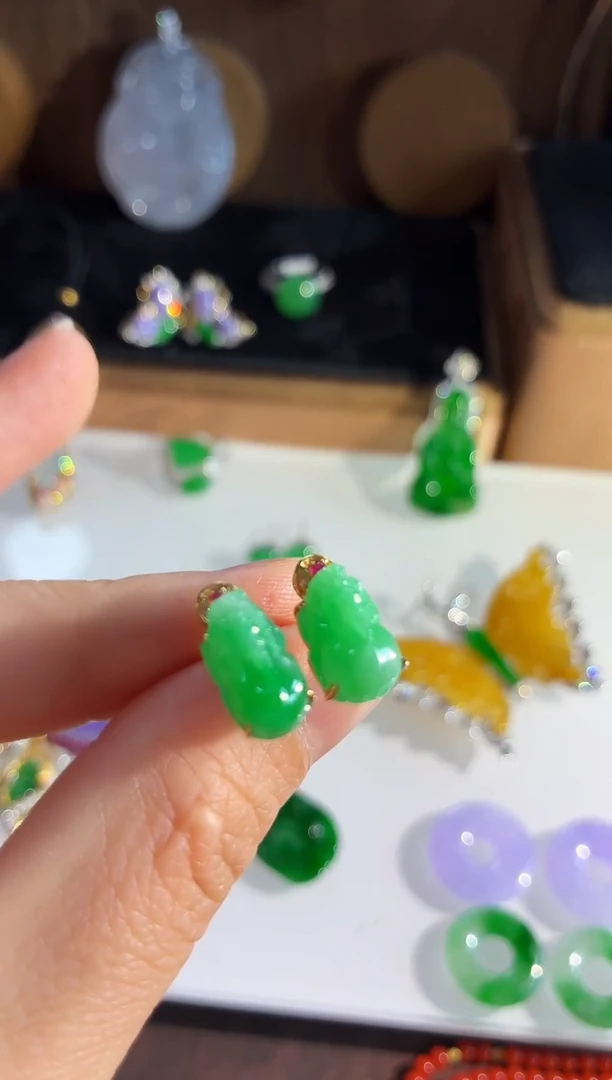 18K金镶嵌翡翠耳饰耳饰