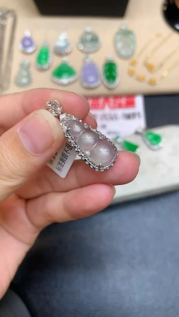 颈饰18K金镶嵌翡翠福豆【无服务费