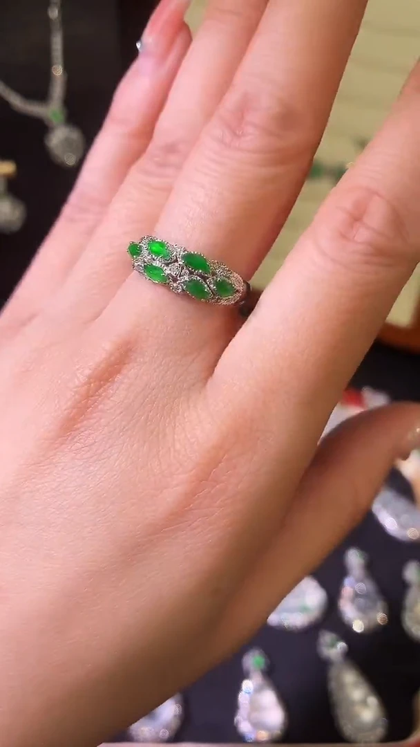 18K金镶嵌戒指翡翠随行