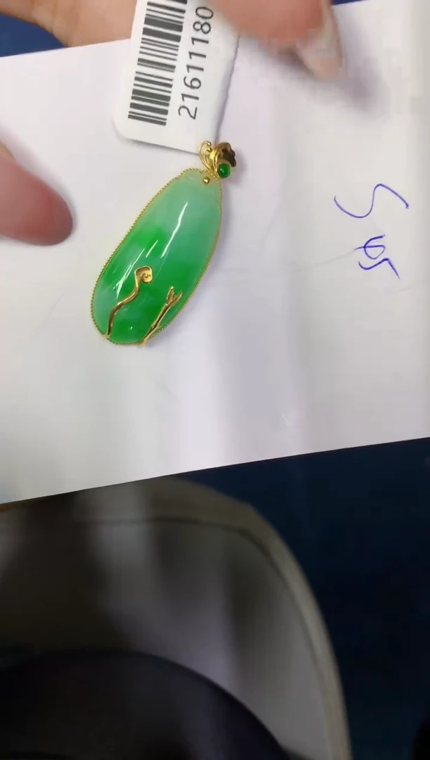 翡翠18K金镶嵌颈饰缅甸天然翡翠A货