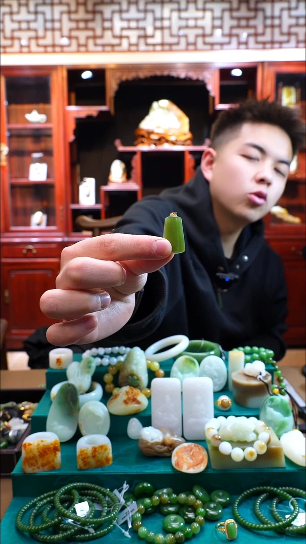 颈饰未镶嵌和田玉碧玉阳绿金镶吊坠