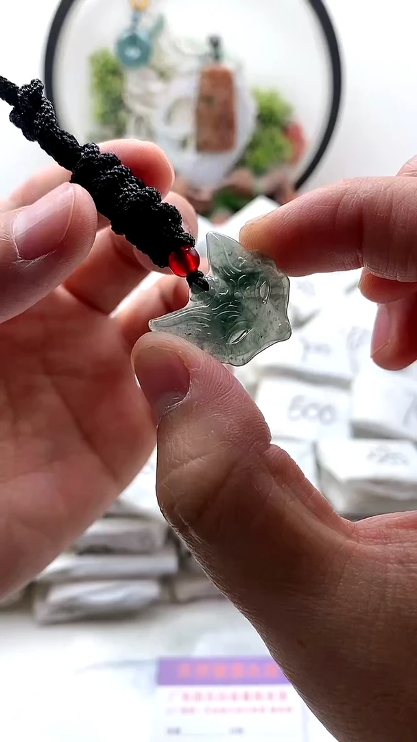 颈饰未镶嵌翡翠狐狸