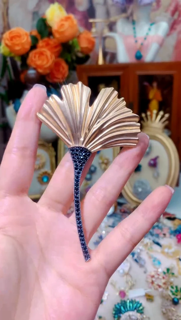 大理石铁合金胸针