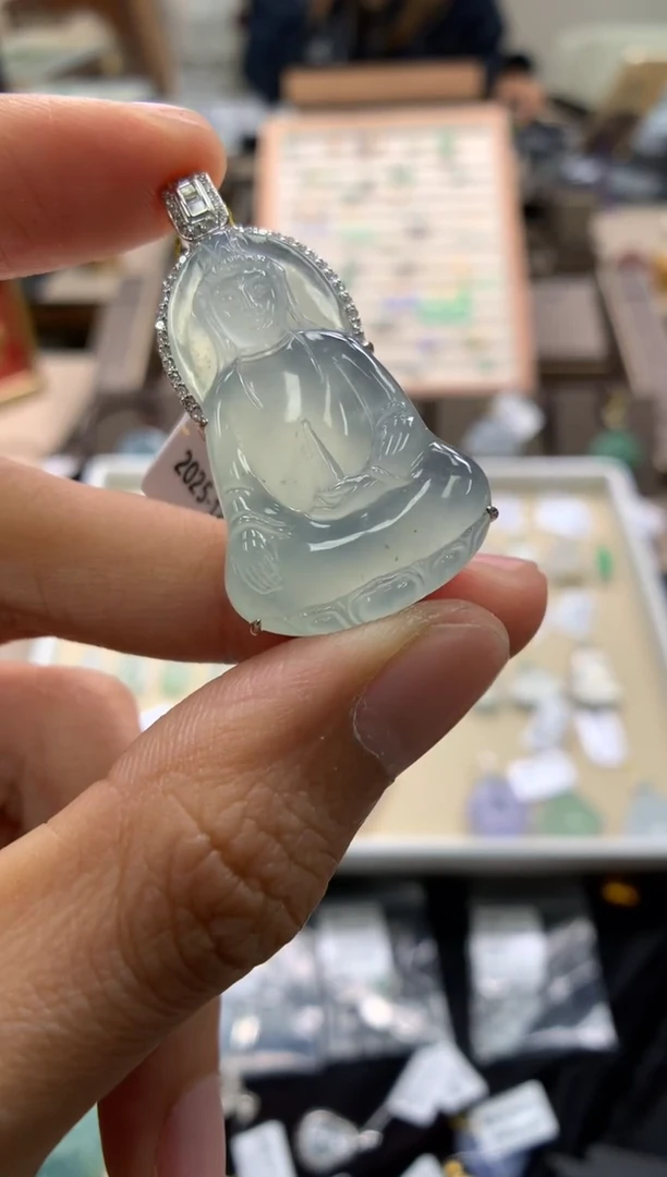 颈饰18K金镶嵌翡翠素衣观音