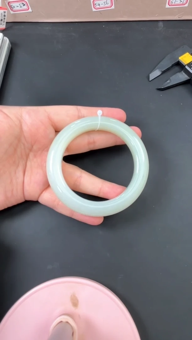 和田玉手镯未镶嵌且末金山微色差56+M