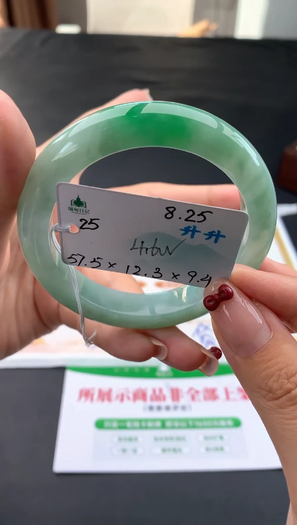 未镶嵌手镯翡翠自带#送人#，联系客服核对地址~