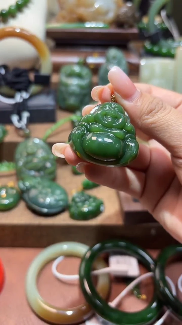 颈饰18K金镶嵌和田玉（碧玉）1