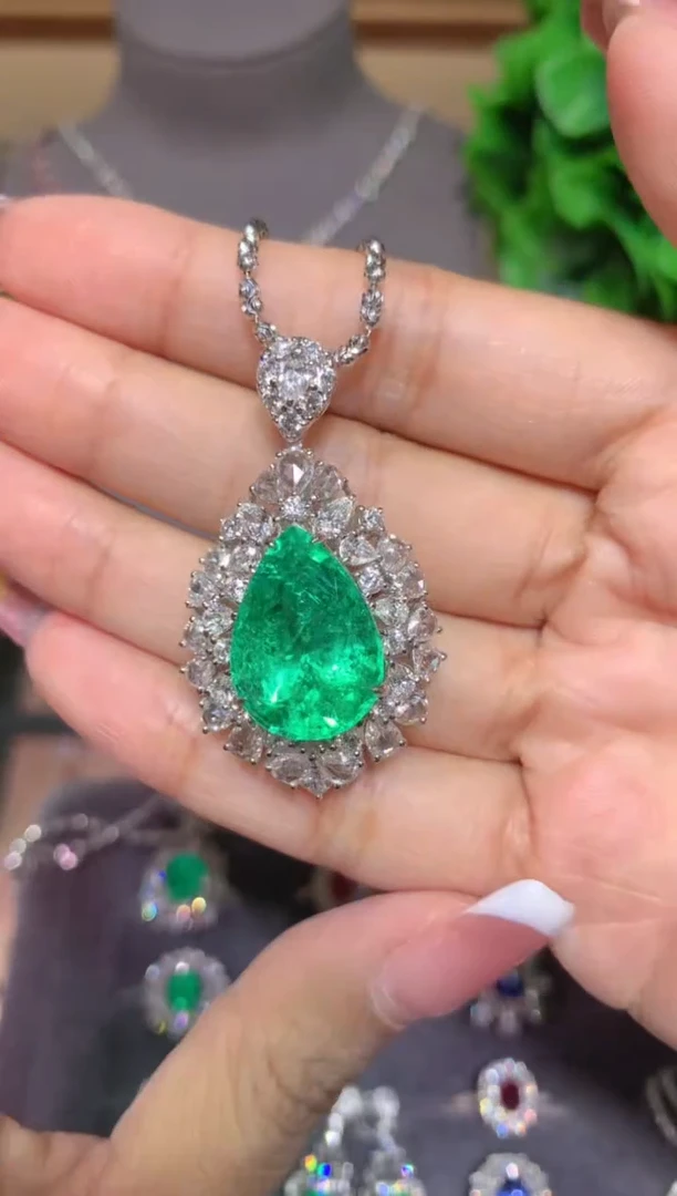 18K金镶嵌吊坠(赠链)祖母绿10.62CT