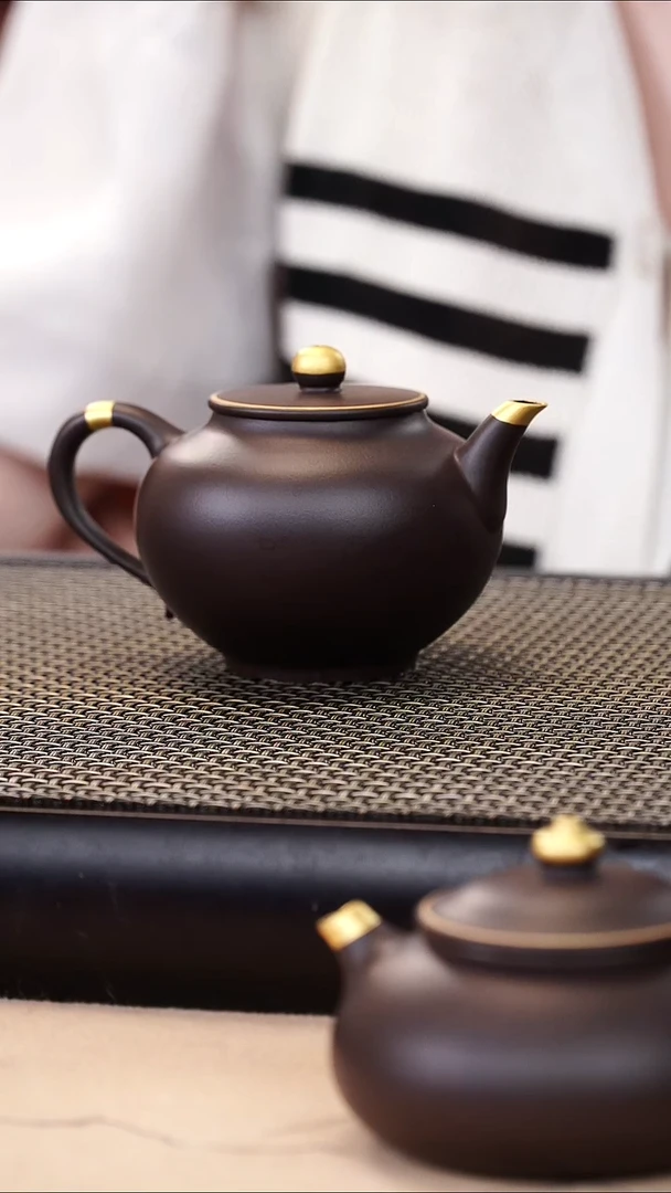 茶壶紫砂四号井茄皮紫泥描金宫灯150cc
