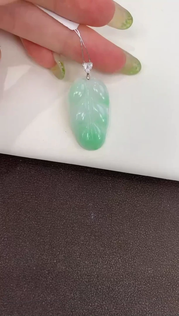 颈饰18K金镶嵌翡翠美*?天然缅甸a货翡翠