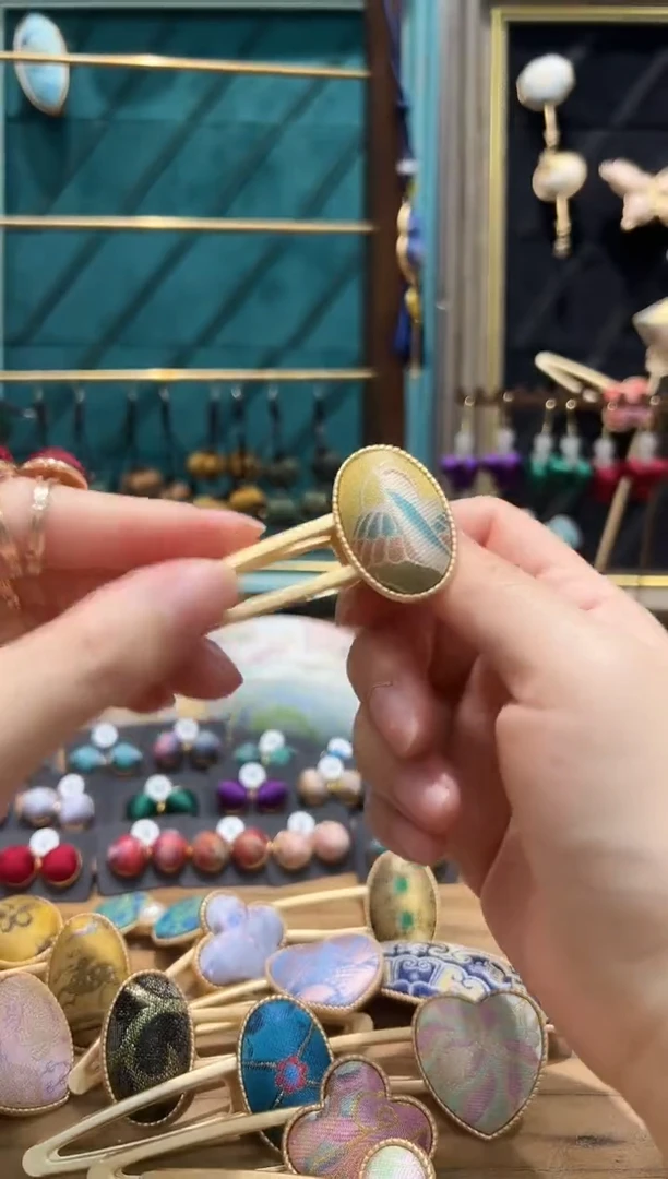 【闪购商品】【一物一拍车】钱小萍待春来小椭圆发夹