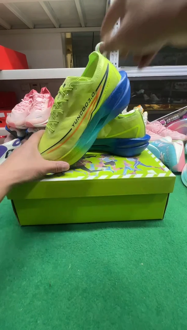 这是个大鞋店家的鞋42.5 42