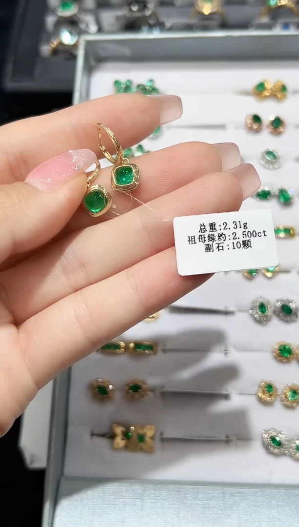 耳扣18K金镶嵌祖母绿·