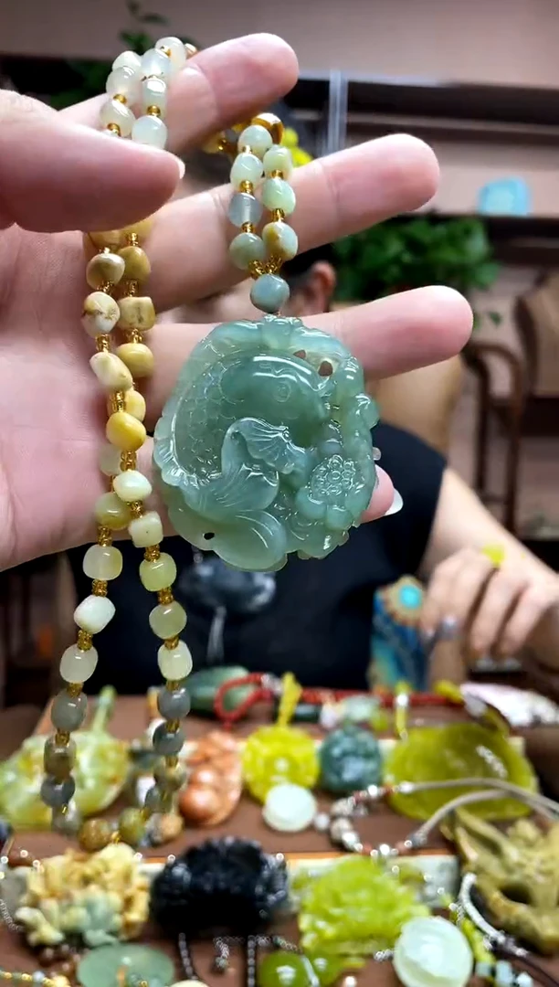 未镶嵌岫玉颈饰·