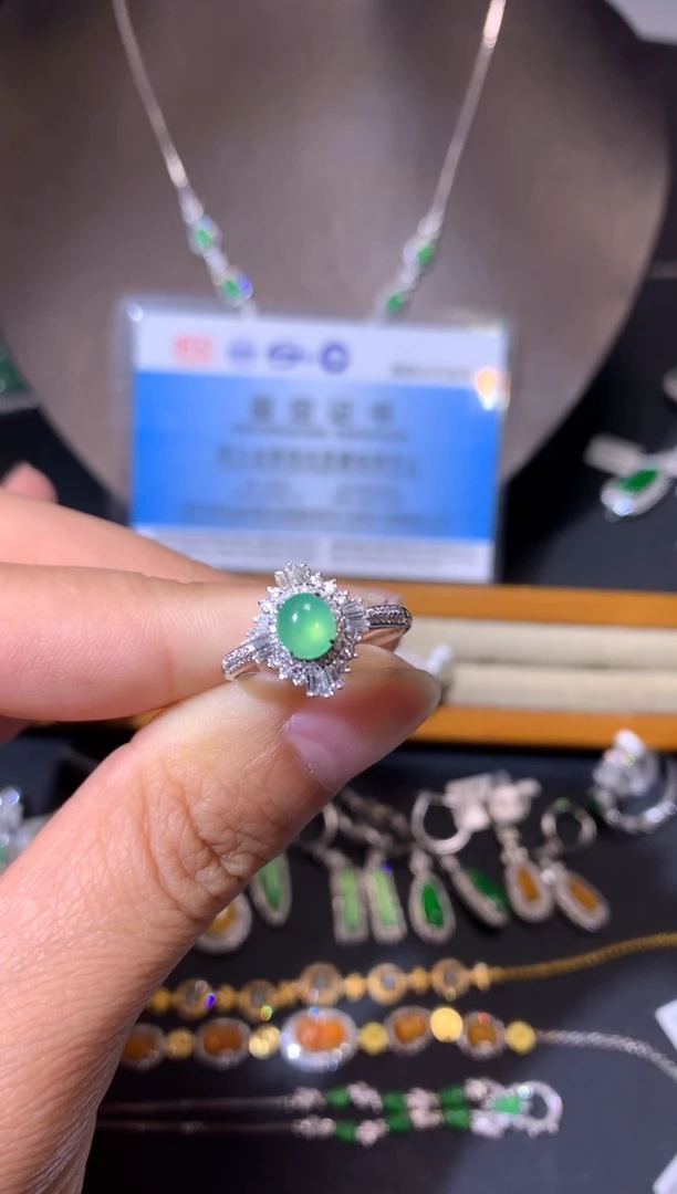 【闪购商品】翡翠吊坠(不含链)18K金镶嵌戒指