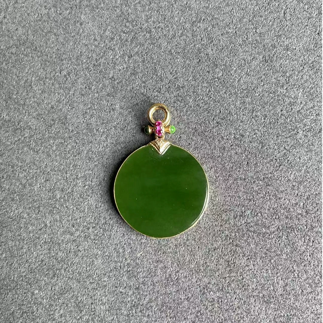 18K金镶嵌天然和田碧玉圆牌无事牌吊坠精美气质菠菜绿挂坠满色