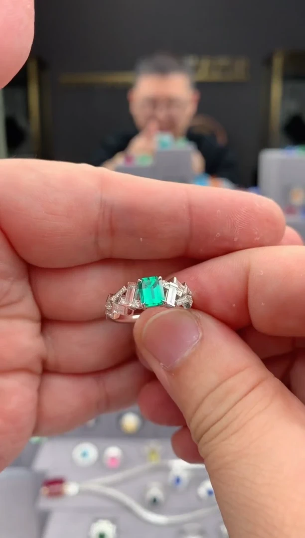 【闪购商品】祖母绿戒指18K金镶嵌67分祖母绿戒指