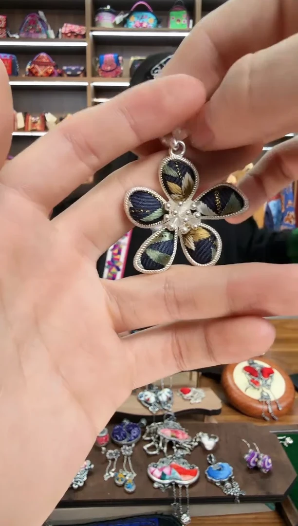 【闪购商品】织绣172蒙阿苏苗绣传承