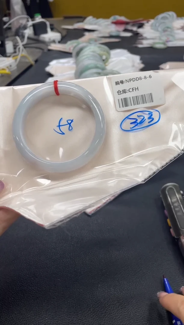 翡翠手镯未镶嵌翡翠手镯