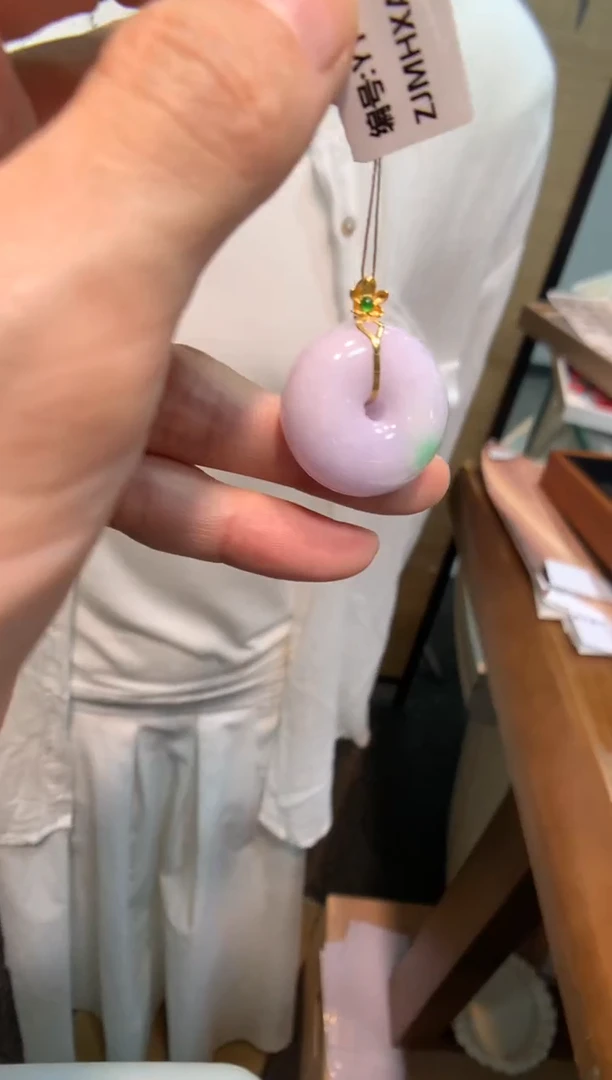 翡翠18K金镶嵌颈饰平安扣