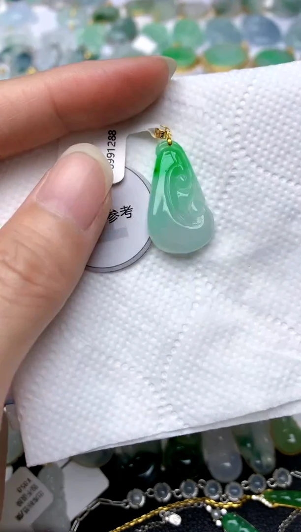 颈饰18K金镶嵌翡翠天然A货翡翠