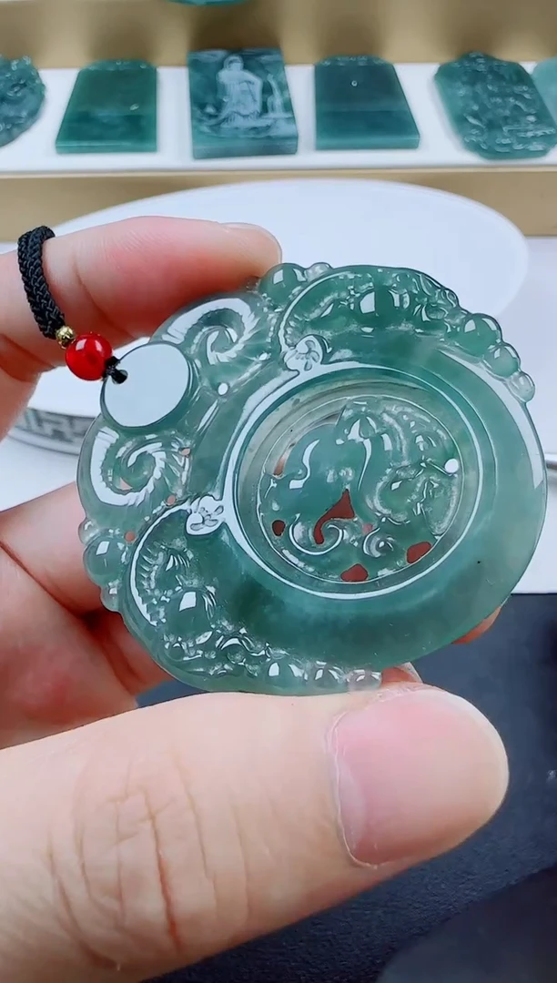 翡翠未镶嵌颈饰三羊多样性发其一