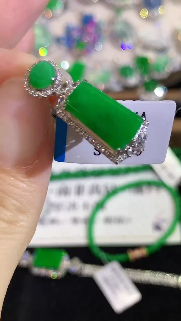 吊坠(不含链)18K金镶嵌翡翠L0819多样性发其一