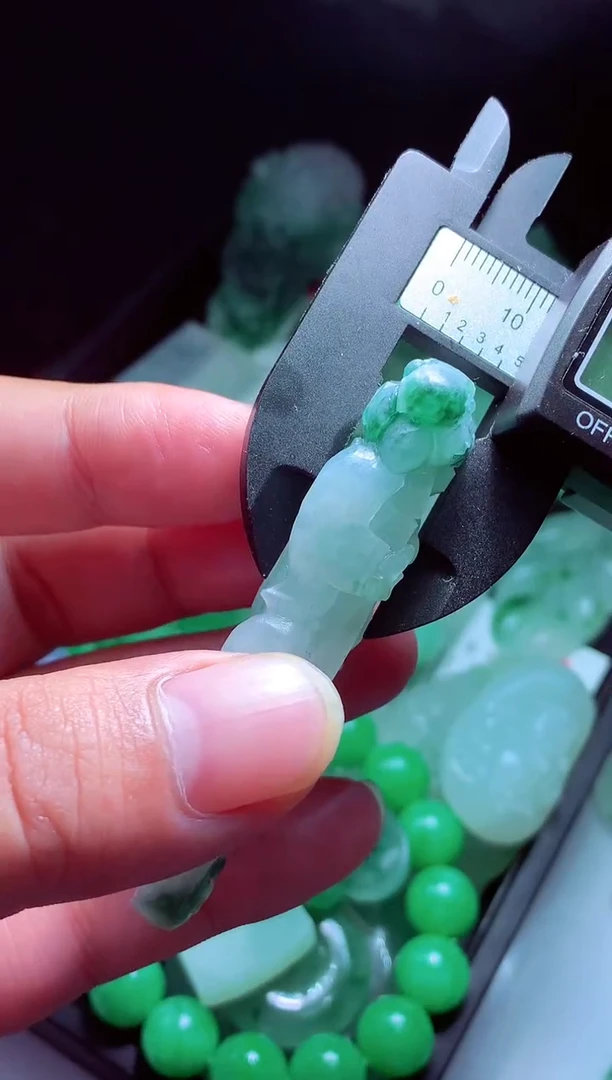 未镶嵌定制翡翠雨***?翡翠毛货定制