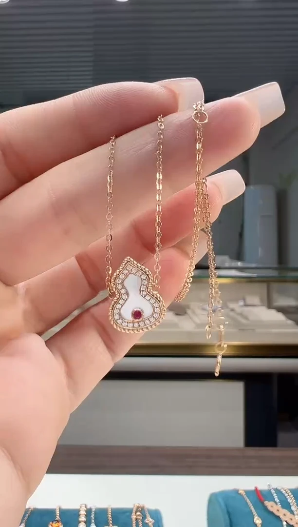 【闪购商品】钻石颈饰18K金镶嵌满钻白葫芦项链K红