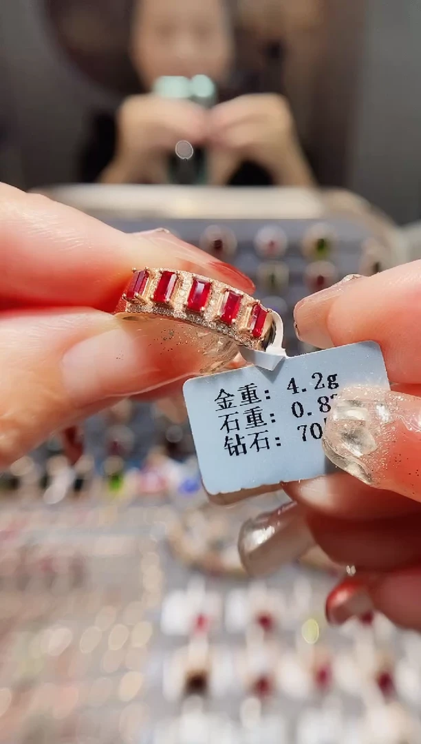 18K金镶嵌戒指红宝石0.83