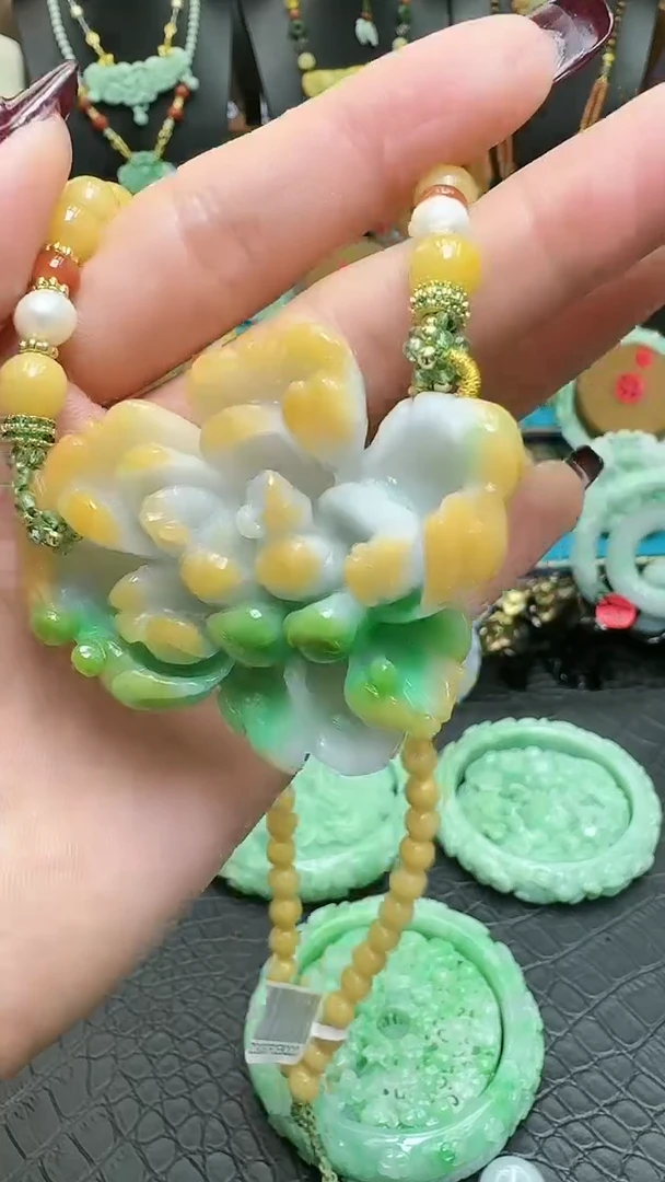 【闪购商品】翡翠颈饰未镶嵌黄加绿花牌