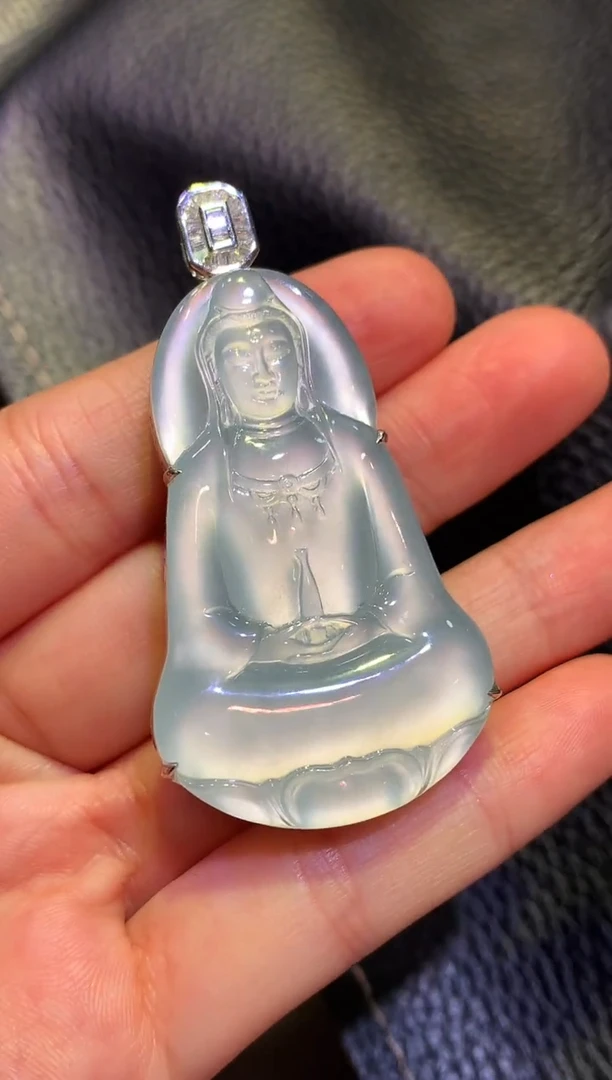吊坠(赠链)18K金镶嵌翡翠玻璃种茅台白观音吊坠