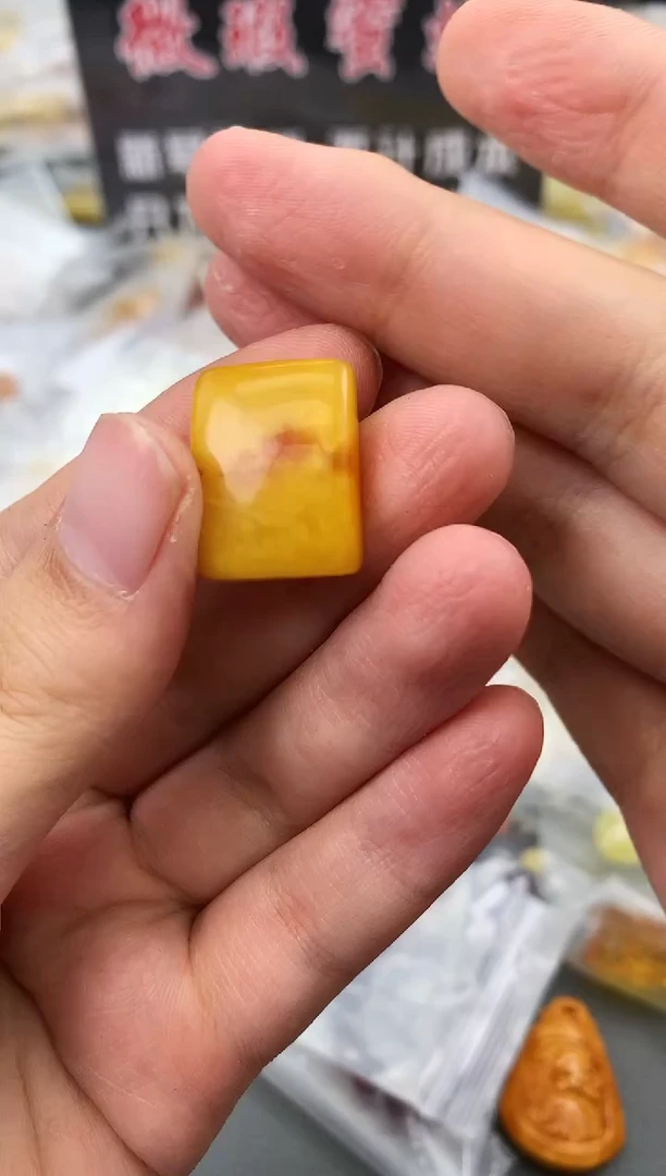 未镶嵌琥珀珠宝奇石160