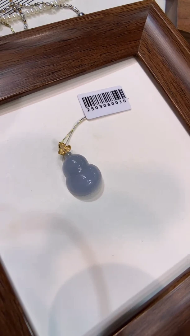 颈饰18K金镶嵌翡翠葫芦