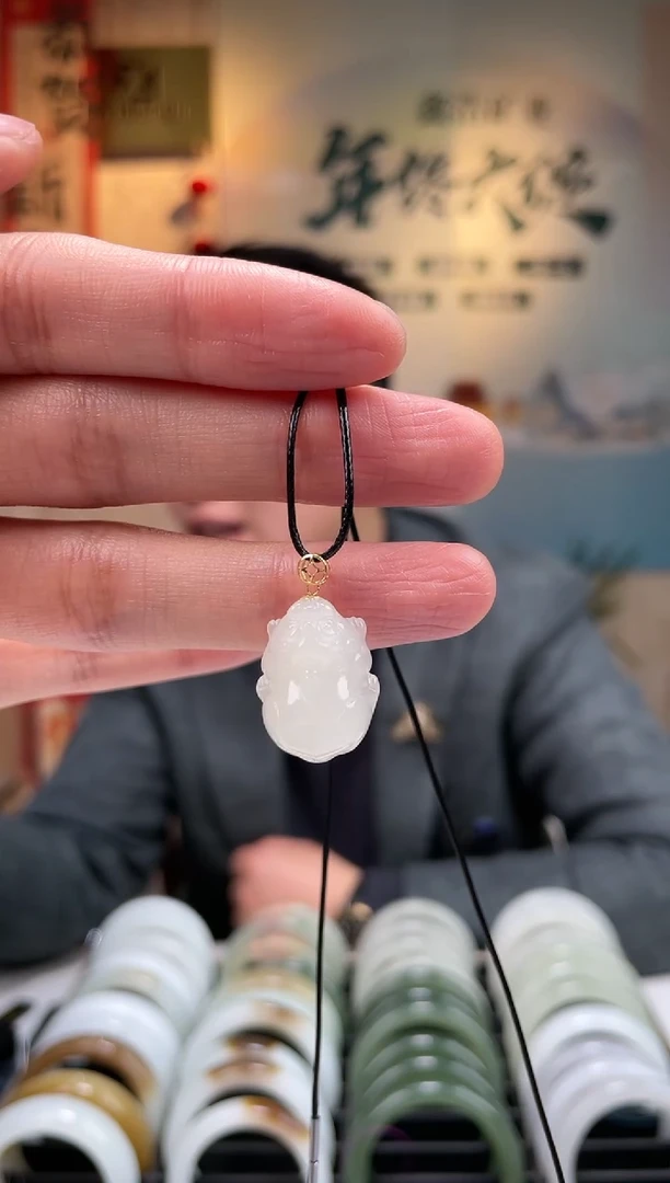 【闪购商品】和田玉颈饰18K金镶嵌貔貅吊坠一件