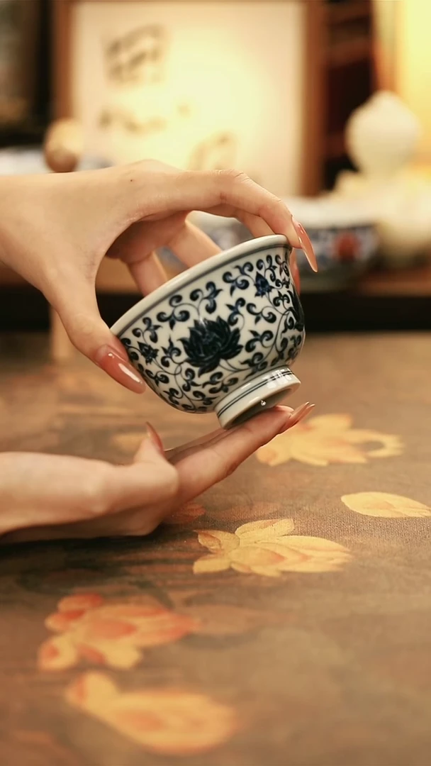 M104C/陶瓷青花缠枝莲纹压手杯