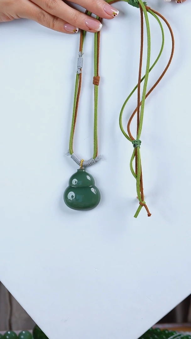 吊坠(赠链)未镶嵌和田玉吊坠