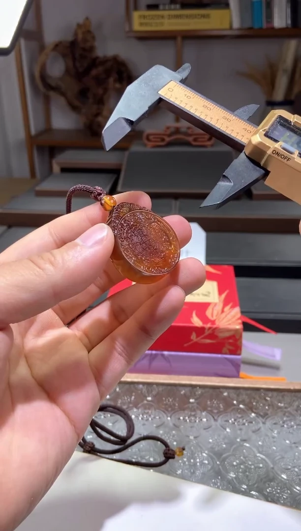 琥珀颈饰未镶嵌九宫八卦