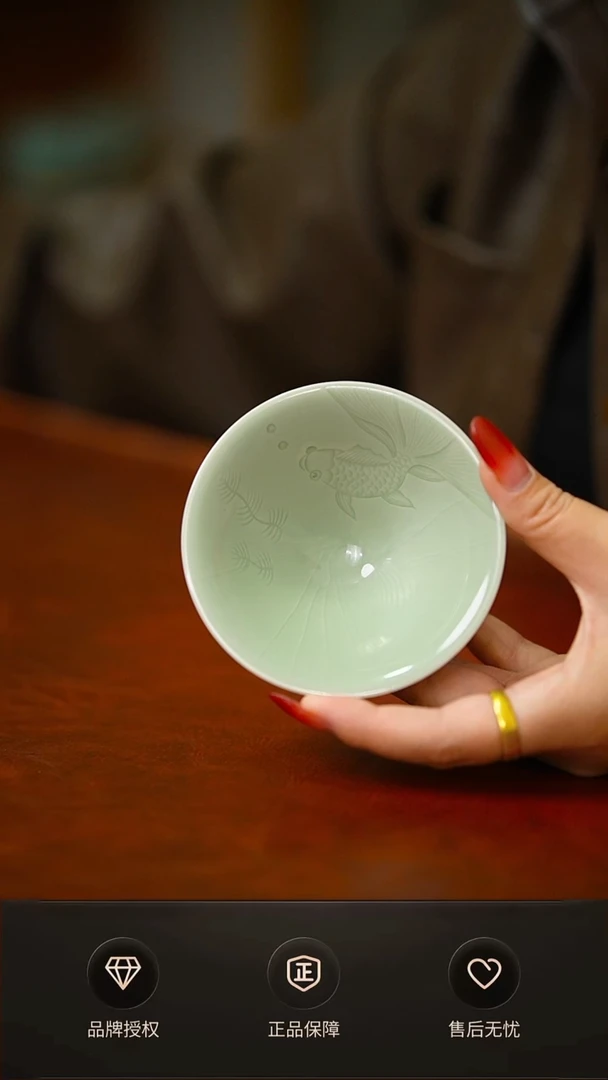 豆绿手刻锦鲤斗笠杯微瑕