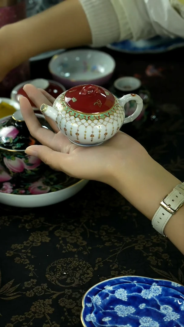 清理仓库中 茶具茶叶陶炉