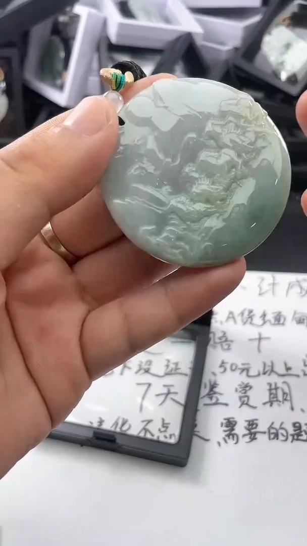 翡翠未镶嵌颈饰..../7/28/ 63