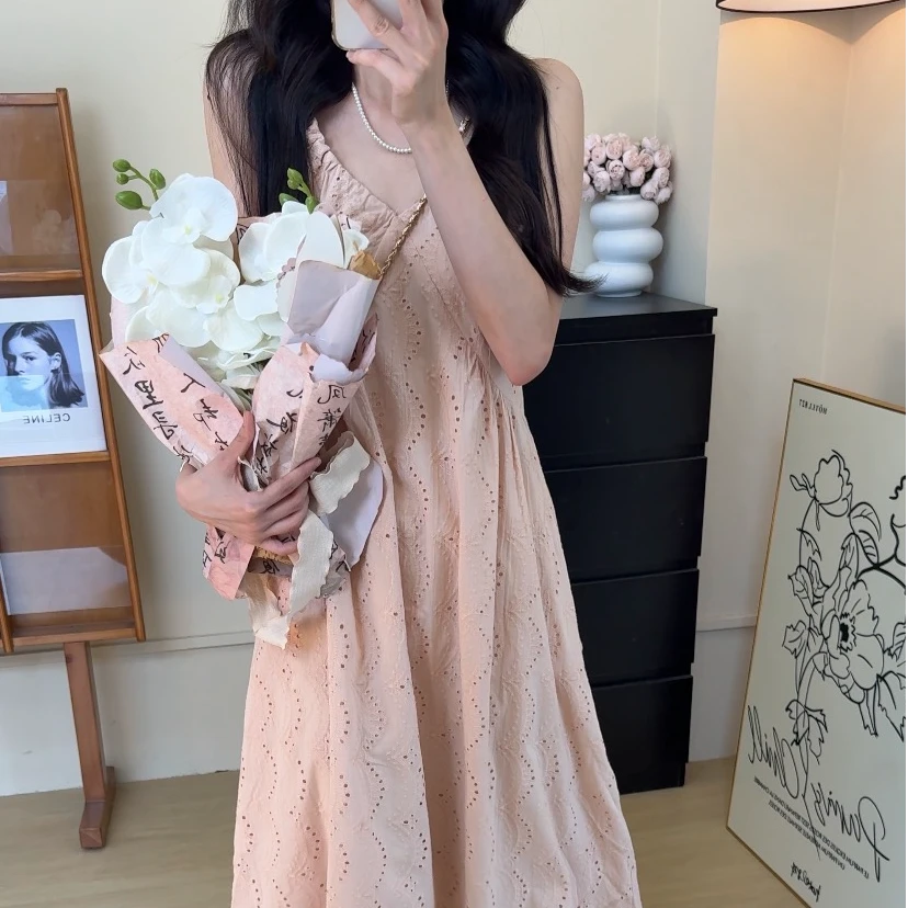 少女的心事浅粉情书镂空宽松刺绣夏季吊带长裙