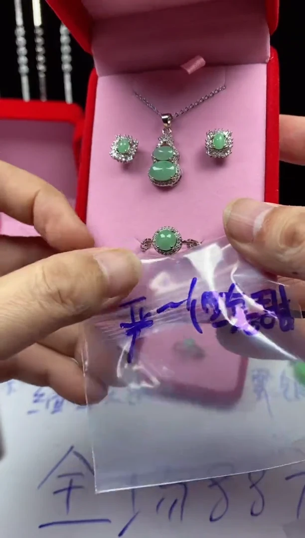 未镶嵌戒指翡翠姓****?翡翠吊坠