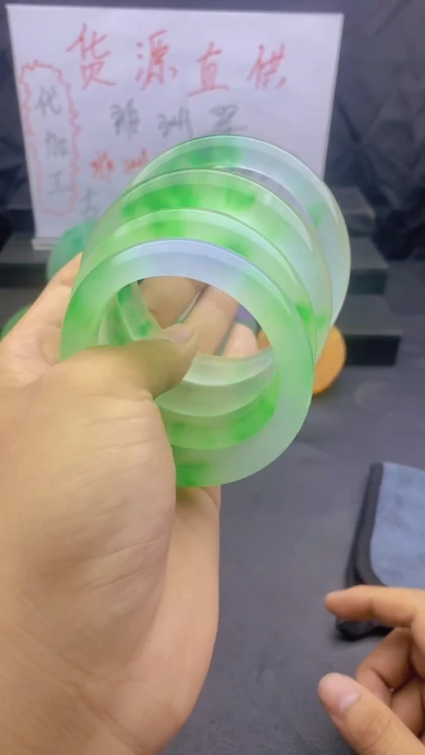 玉冰绿花色手镯成品
