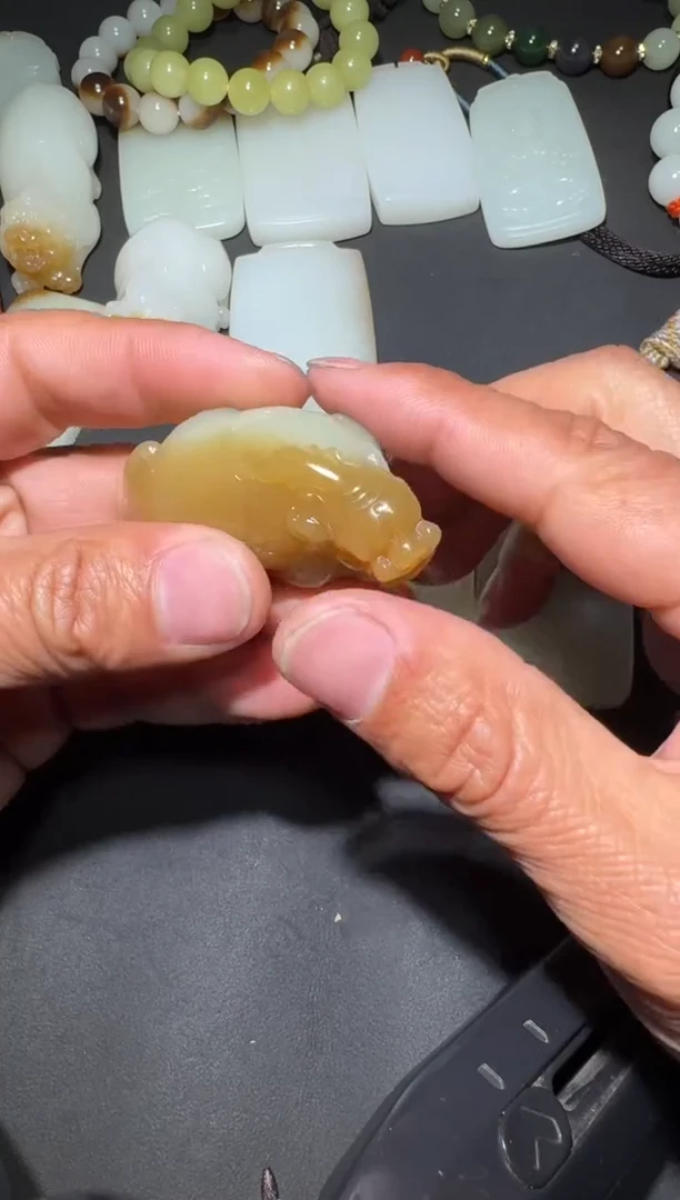 未镶嵌和田玉（糖玉）挂件和田玉