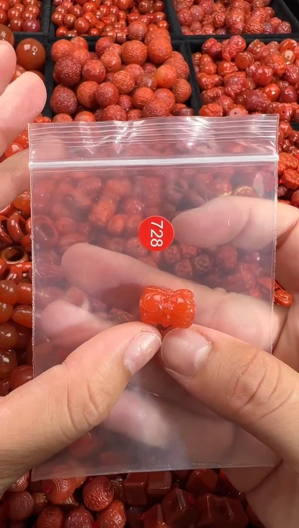 南红玛瑙未镶嵌颈饰1