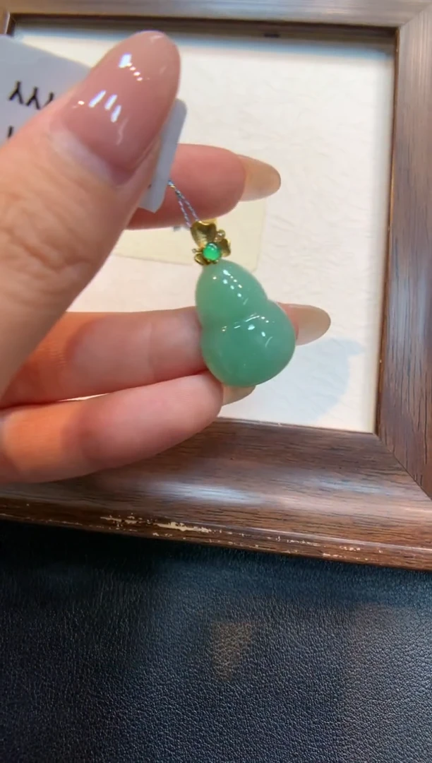 颈饰18K金镶嵌翡翠葫芦