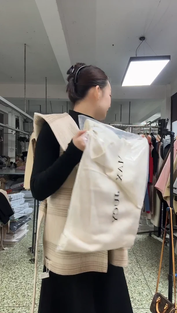 连帽 米白色马甲