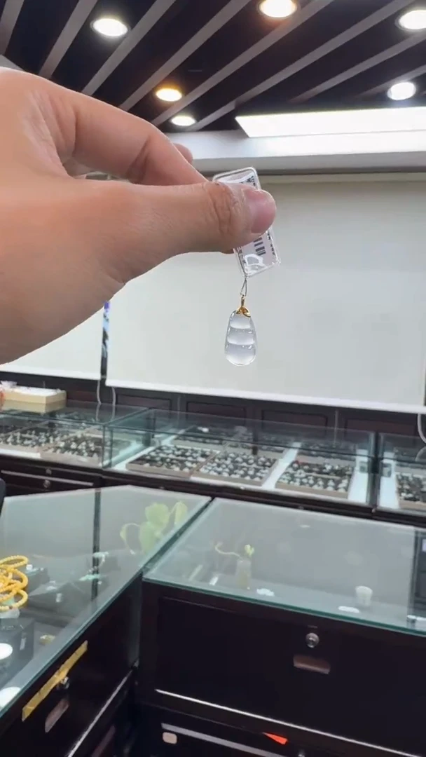 颈饰18K金镶嵌翡翠山***饨福豆