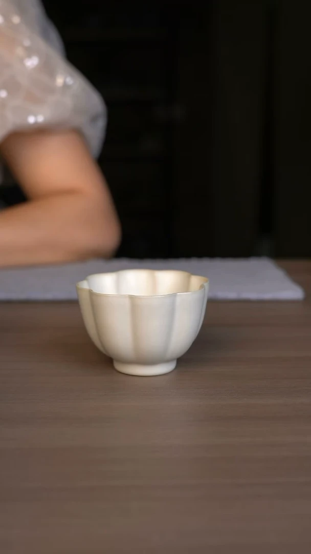 杯一****。奶奶灰海棠花 杯微微不完美